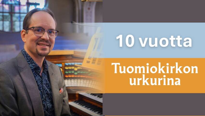 Kuvassa mies istuu urkujen soittopöydän ääressä. Kuvassa on teksti "10 vuotta Tuomiokirkon urkurina".