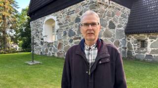 Arkkitehti Jyrki Yrjölä Messukylän vanhan kirkon edustalla