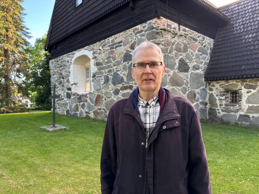 Arkkitehti Jyrki Yrjölä Messukylän vanhan kirkon edustalla