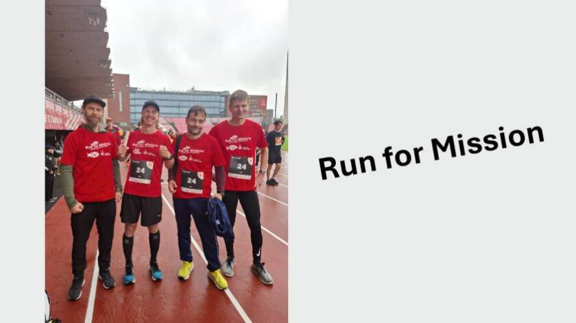Harmaa tausta. Valokuva, jossa neljä miestä punaisissa paidoissa urheilustadionilla. Teksti: Run for Mission