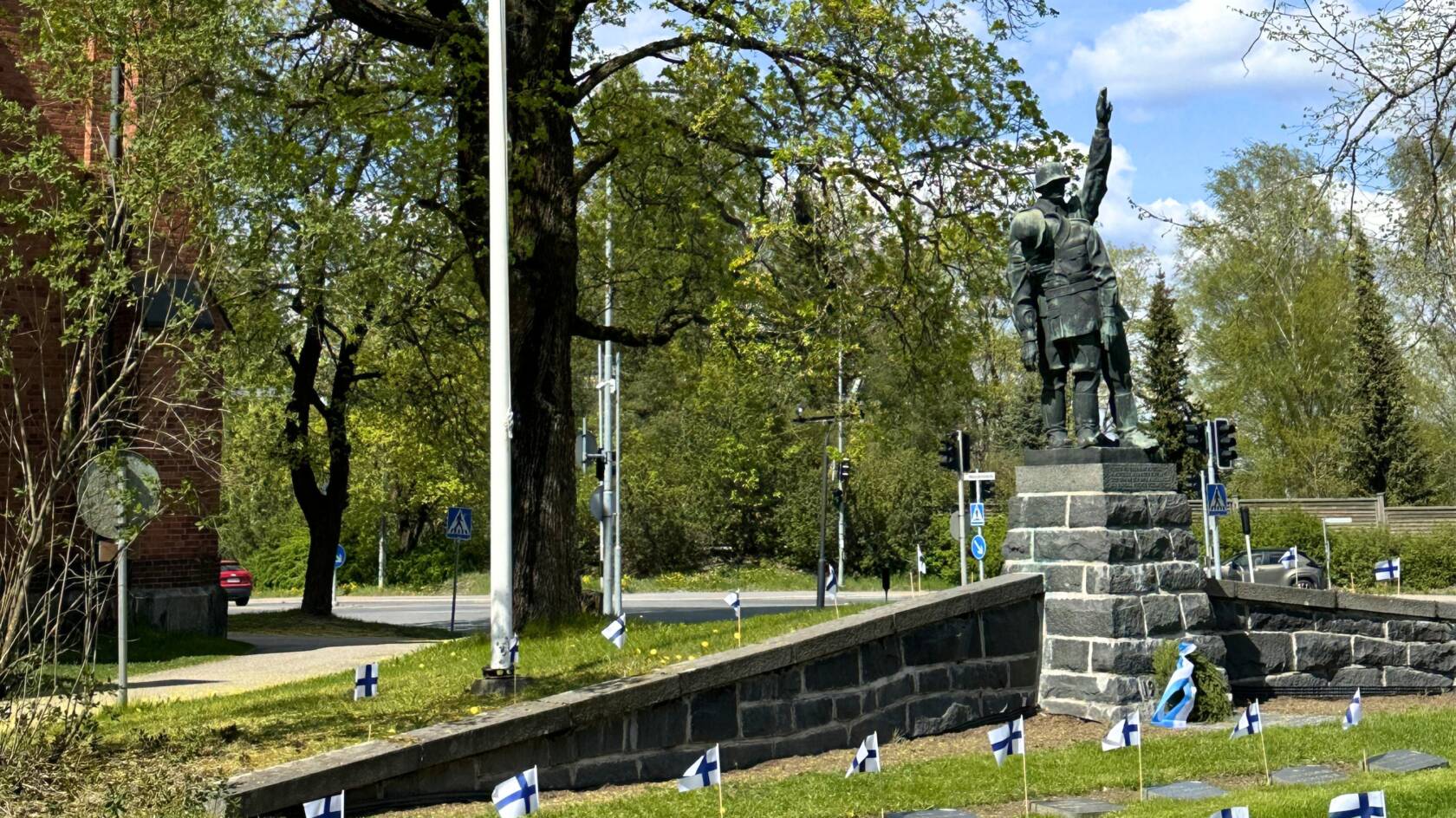 Keväinen kuva Messukylän sanrkarihaudoilta