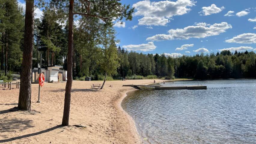 Uimaranta ja laituri kesäisenä päivänä.