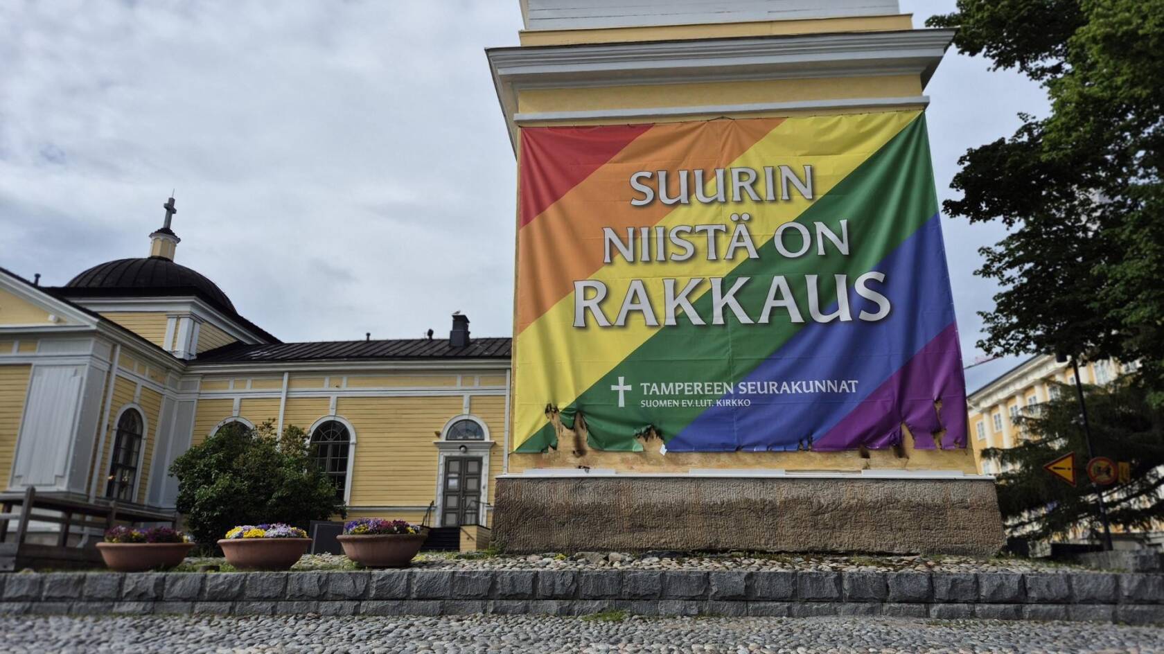 Vanhan kirkon tapulin seinällä oleva Pride-banderolli on yritetty polttaa.