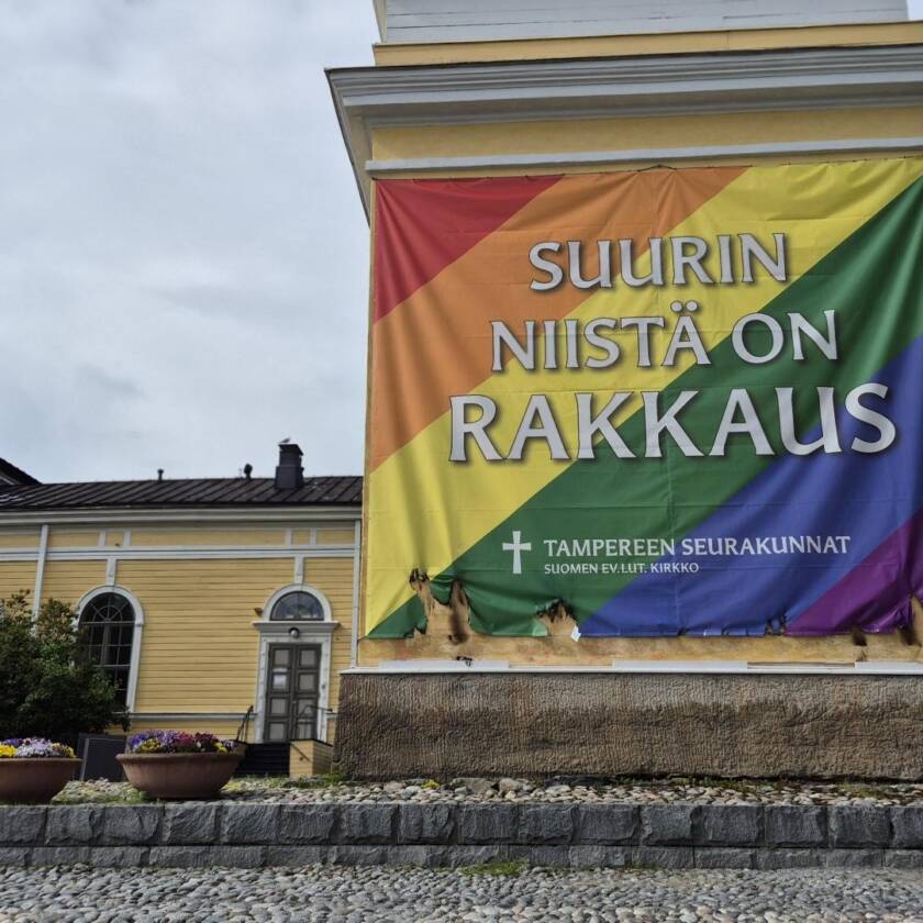 Vanhan kirkon tapulin seinällä oleva Pride-banderolli on yritetty polttaa.