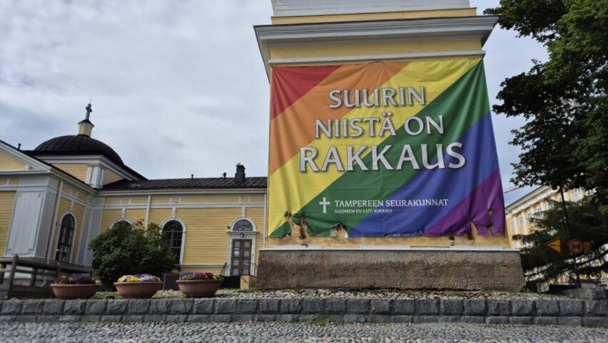 Vanhan kirkon tapulin seinällä oleva Pride-banderolli on yritetty polttaa.
