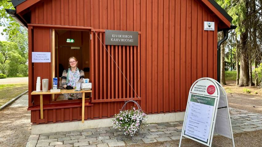 Kivikirkon kahvikioski, luukulla hymyilevä myyjä
