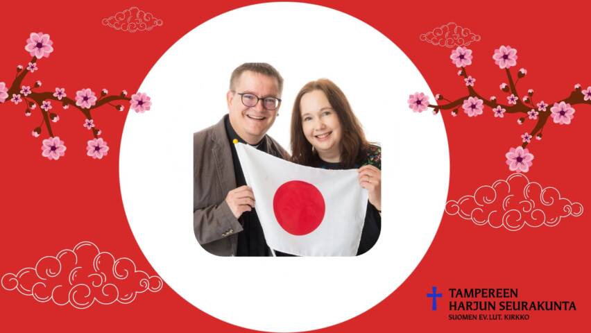 Valkoisen ympyrän keskellä kaksi henkilöä, joilla kädessä Japanin lippu. Punainen pohja, kirsikankukkia.