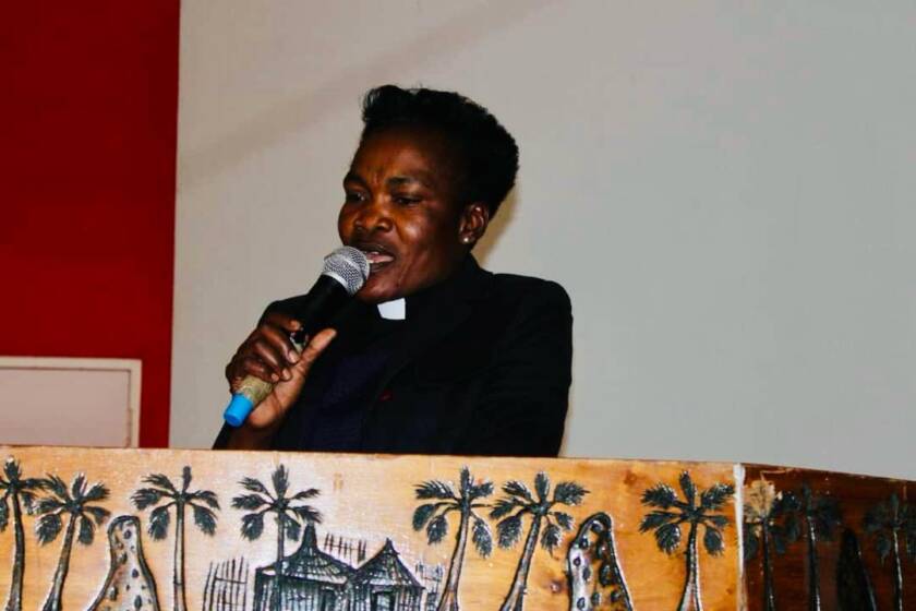 Justina Shilongo puhumassa mikrofoniin.