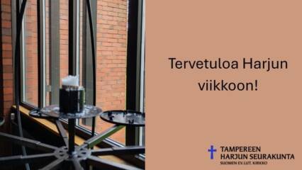 Vasemmalla kynttilä lähetyskynttelikössä. Taustalla ruskeaa tiiliseinää. Vieressä ruskealla pohjalla teksti Tervetuloa Harjun viikkoon sekä Harjun logo.
