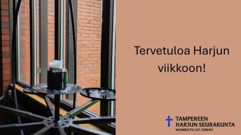 Vasemmalla kynttilä lähetyskynttelikössä. Taustalla ruskeaa tiiliseinää. Vieressä ruskealla pohjalla teksti Tervetuloa Harjun viikkoon sekä Harjun logo.