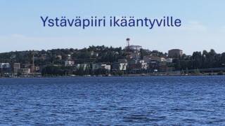 Vaaleansininen taivas, rakennettua rinnettä ja puustoa, järvivettä etualalla. Taivaalla teksti: Ystäväpiiri ikääntyville.
