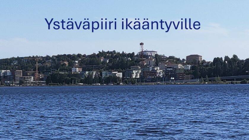 Vaaleansininen taivas, rakennettua rinnettä ja puustoa, järvivettä etualalla. Taivaalla teksti: Ystäväpiiri ikääntyville.