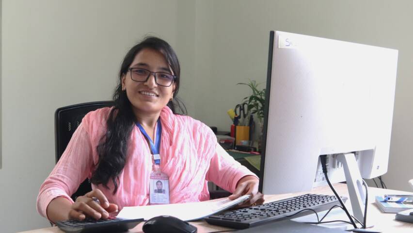 Sabina Parajuli työpöydän äärellä.