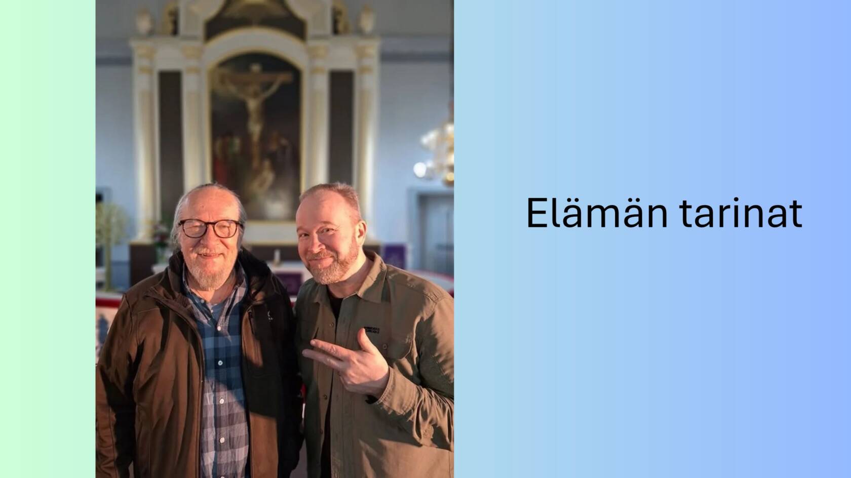 Kaksi henkilöä, kirkon alttari taustalla. Kuvan ympärillä vaaleansininen pohja, teksti: Elämän tarinat