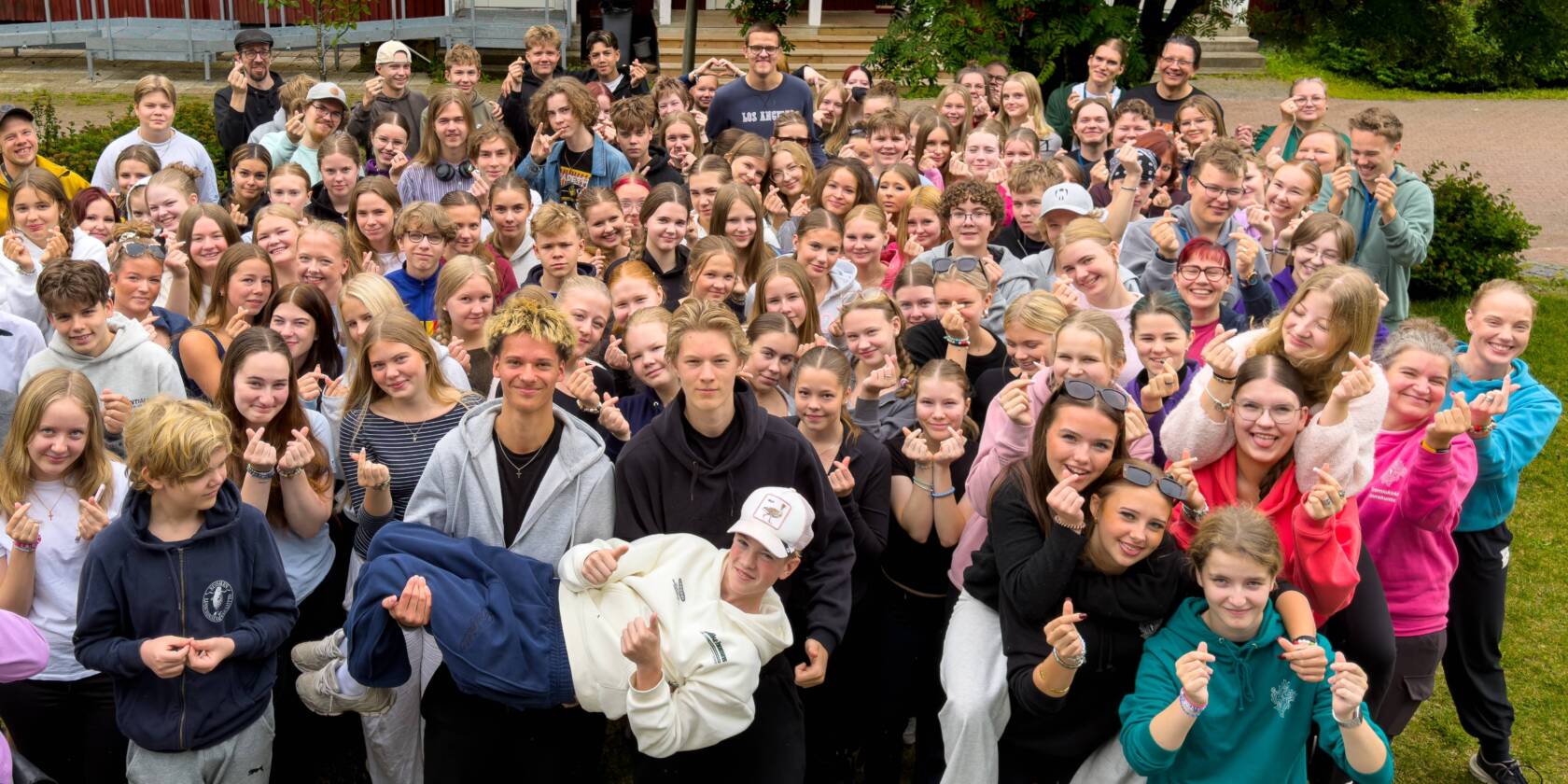Nuorten jatkisleirin ryhmäkuva leirikeskuksen pihassa