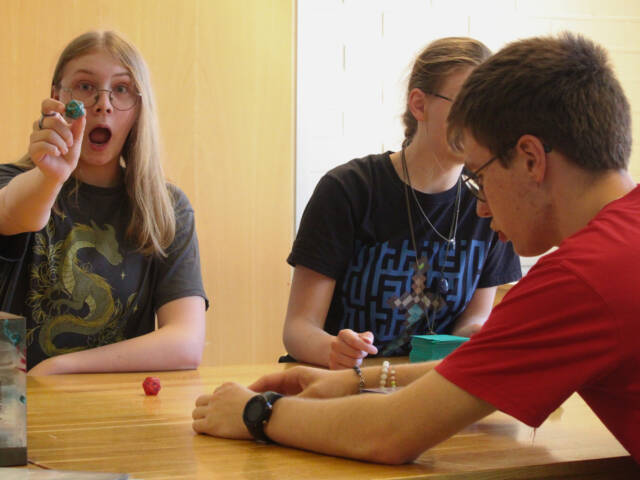 Nuoria pelaamassa mtg korttipeliä